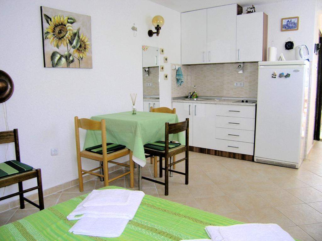 Studio Apartment Tamara Krk Town Rum bild