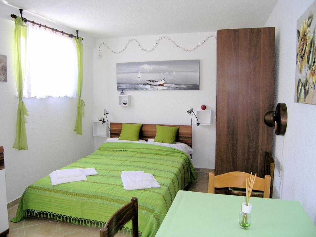 Studio Apartment Tamara Krk Town Rum bild