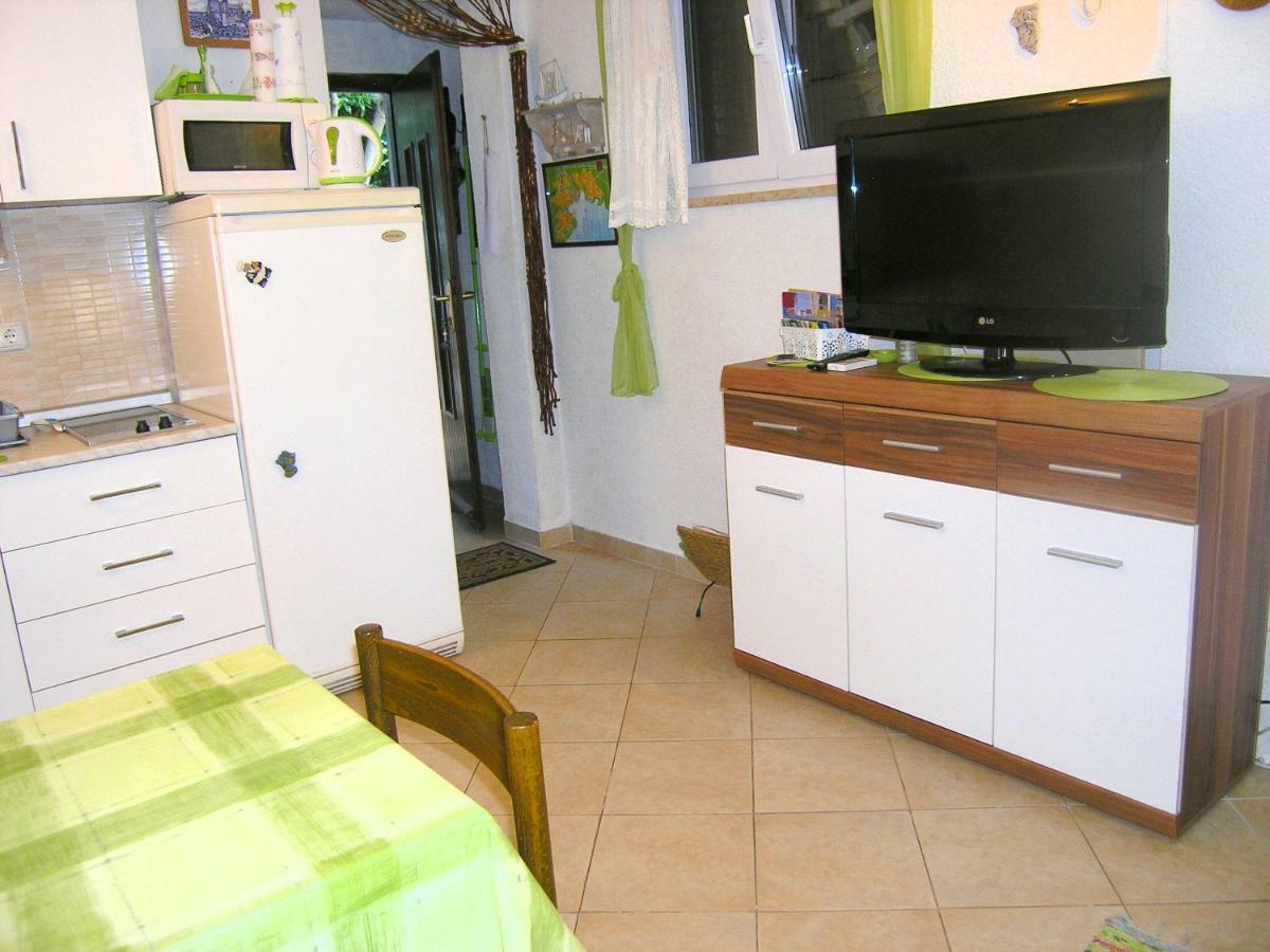 Studio Apartment Tamara Krk Town Exteriör bild